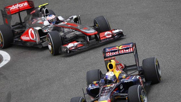 Pilot stáje Red Bull Sebastian Vettel před Jensone Buttonem z McLarenu. Pilot stáje Red Bull Sebastian Vettel před Jensone Buttonem z McLarenu.