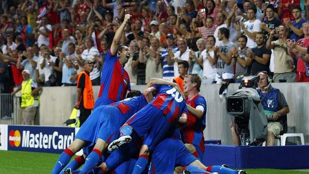 Fotbalisté Plzně se radují z postupu do Ligy mistrů přes Kodaň. Fotbalisté Plzně se radují z postupu do Ligy mistrů přes Kodaň.