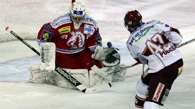 Brankář Třince Peter Hamerlík zasahuje proti střele sparťana Martina Podlešáka. Brankář Třince Peter Hamerlík zasahuje proti střele sparťana Martina Podlešáka.