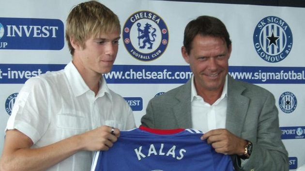 Olomoucký stoper Tomáš Kalas (vlevo) dostává od sportovní ředitele Franka Arnesena dres Chelsea. Olomoucký stoper Tomáš Kalas (vlevo) dostává od sportovní ředitele Franka Arnesena dres Chelsea.