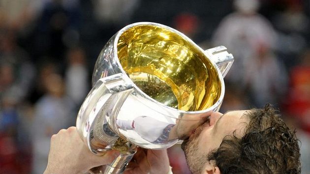 Jakub Klepiš s pohárem mistrů světa Jakub Klepiš s pohárem mistrů světa