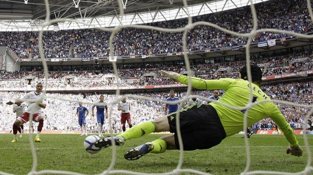 Petr Čech a jeho úspěšný zákrok při penaltě. Petr Čech a jeho úspěšný zákrok při penaltě.