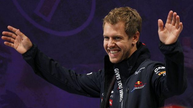 Jezdec formule 1 a čerstvý obhájce mistrovského titulu Sebastian Vettel zdraví fanoušky v Japonsku. Jezdec formule 1 a čerstvý obhájce mistrovského titulu Sebastian Vettel zdraví fanoušky v Japonsku.