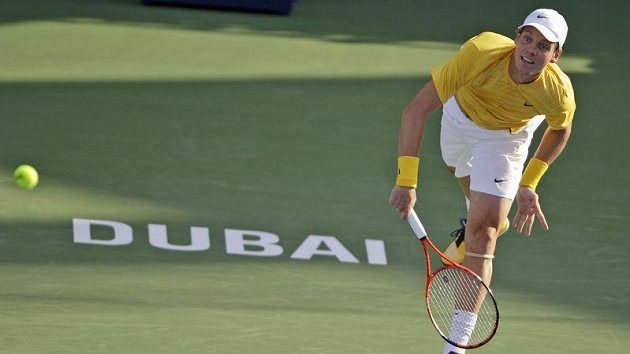 Tenista Tomáš Berdych servíruje na turnaji v Dubaji Tenista Tomáš Berdych servíruje na turnaji v Dubaji
