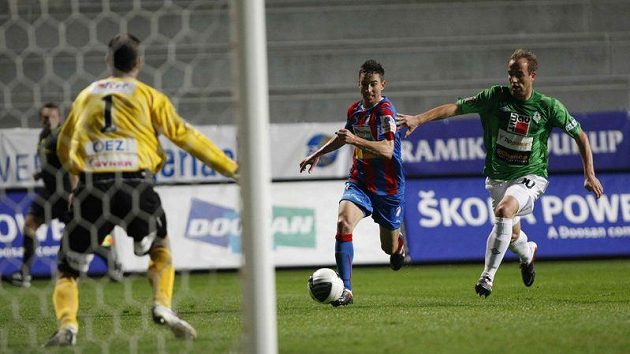 Jablonecký Tomáš Jablonský (vpravo) se snaží zastavit Milana Petrželu z Plzně Jablonecký Tomáš Jablonský (vpravo) se snaží zastavit Milana Petrželu z Plzně