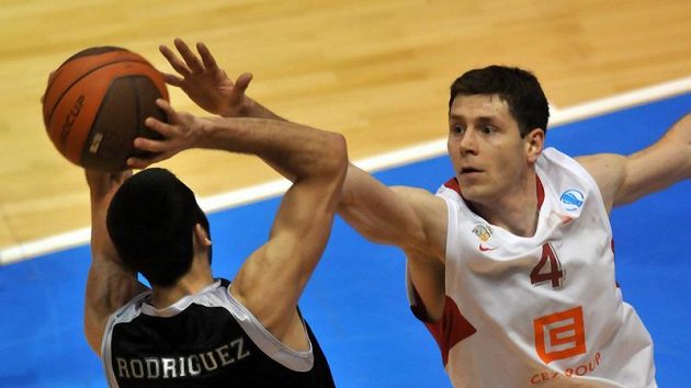 Ve čtvrtfinálové utkání Evropského poháru ULEB basketbalistů Nymburk - Bilbao brání Petr Benda (vpravo) Javi Rodrigueze. Ve čtvrtfinálové utkání Evropského poháru ULEB basketbalistů Nymburk - Bilbao brání Petr Benda (vpravo) Javi Rodrigueze.