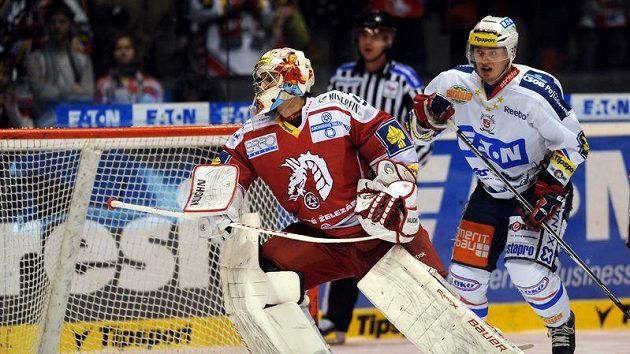 Zleva třinecký brankář Peter Hamerlík a pardubický Tomáš Zohorna. Zleva třinecký brankář Peter Hamerlík a pardubický Tomáš Zohorna.
