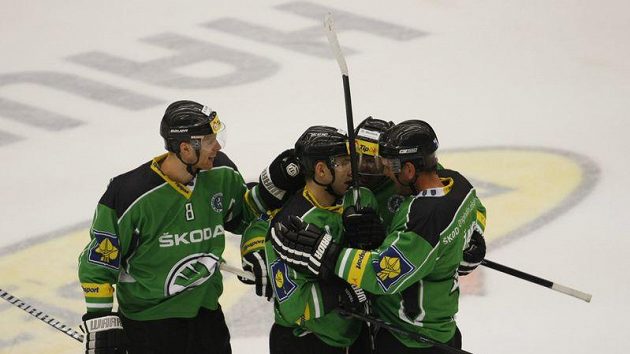 Hokejisté Mladé Boleslavi (zleva) Gord Baldwin a David Vrbata se radují z branky Hokejisté Mladé Boleslavi (zleva) Gord Baldwin a David Vrbata se radují z branky