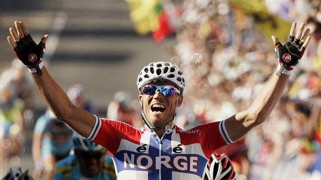 Nor Thor Hushovd slaví, právě se stal mistrem světa v silniční cyklistice. Nor Thor Hushovd slaví, právě se stal mistrem světa v silniční cyklistice.