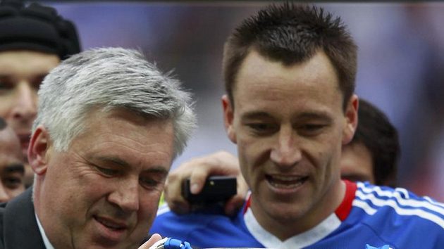S Chelsea slavil výhry, teď jí kouč Carlo Ancelotti (vlevo) nevěří... S Chelsea slavil výhry, teď jí kouč Carlo Ancelotti (vlevo) nevěří...