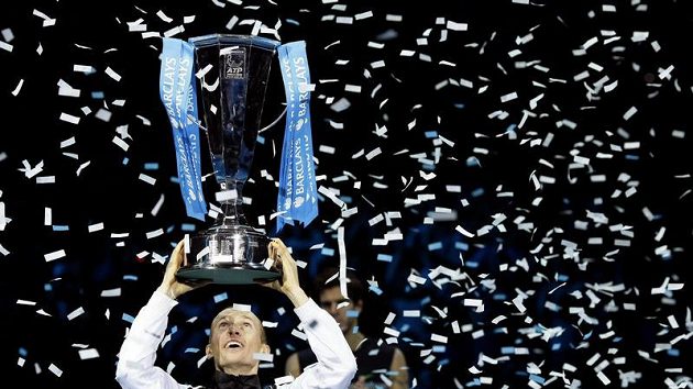Ruský tenista Nikolaj Davyděnko oslavuje triumf na Turnaji mistrů v Londýně. Ruský tenista Nikolaj Davyděnko oslavuje triumf na Turnaji mistrů v Londýně.