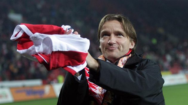 Vladimír Šmicer se loučí s fanoušky Slavie. Vladimír Šmicer se loučí s fanoušky Slavie.