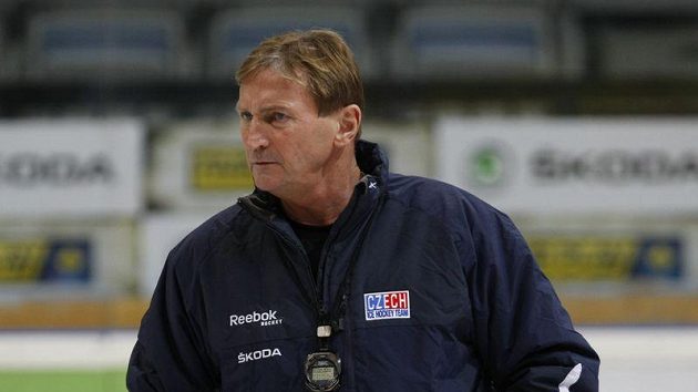 Trenér Alois Hadamczik na tréninku reprezentace Trenér Alois Hadamczik na tréninku reprezentace