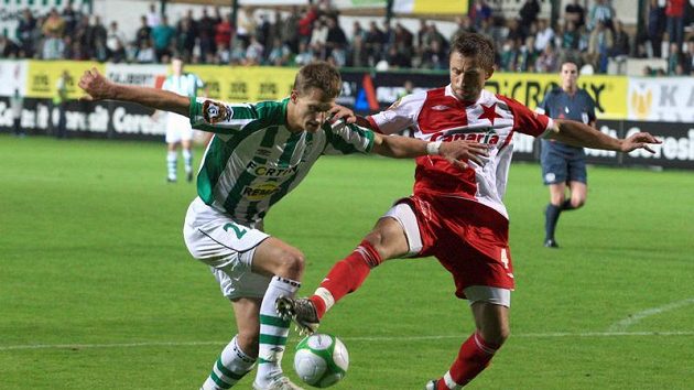 Milana Škodu z Bohemians 1905 (vlevo) brání slávista David Hubáček - vršovickým derby začne seriál ligových přenosů. Milana Škodu z Bohemians 1905 (vlevo) brání slávista David Hubáček - vršovickým derby začne seriál ligových přenosů.