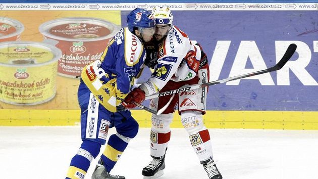 Zlínský Martin Lučka (vlevo) se přetlačuje s Petrem Jelínkem ze Slavie - ilustrační foto. Zlínský Martin Lučka (vlevo) se přetlačuje s Petrem Jelínkem ze Slavie - ilustrační foto.