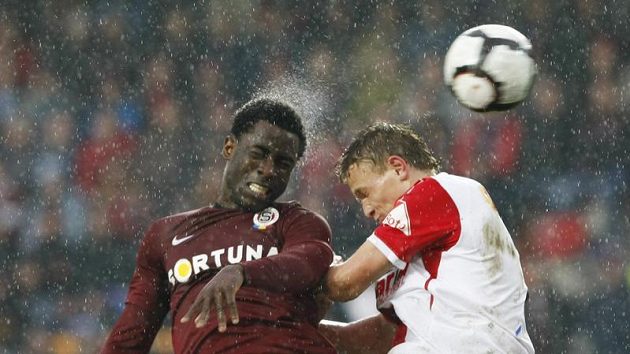 Bony Wilfried ze Sparty (vlevo) ve vzdušném souboji s Petrem Trappem ze Slavie. Bony Wilfried ze Sparty (vlevo) ve vzdušném souboji s Petrem Trappem ze Slavie.