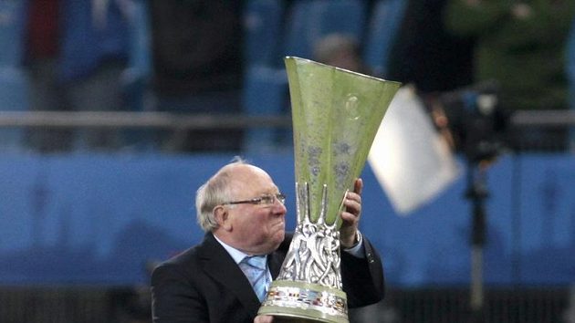 Německá fotbalová legenda Uwe Seeler s trofejí pro vítěze Evropské ligy. Německá fotbalová legenda Uwe Seeler s trofejí pro vítěze Evropské ligy.