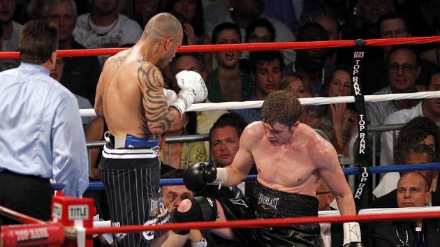 Miguel Cotto (vlevo) posílá do kolen Yuriho Foremana. Miguel Cotto (vlevo) posílá do kolen Yuriho Foremana.