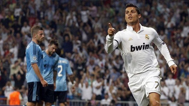 Cristiano Ronaldo oslavuje úvodní trefu Realu Madrid v utkání Ligy mistrů proti Ajaxu. Cristiano Ronaldo oslavuje úvodní trefu Realu Madrid v utkání Ligy mistrů proti Ajaxu.