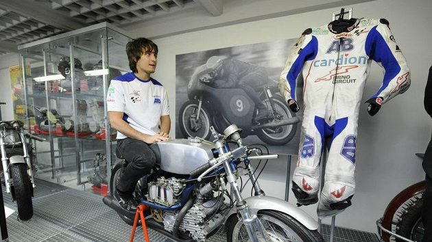 Karel Abraham předal věnoval svoji závodní kombinézu z premiérové sezóny v MotoGP do sbírky Národního technického muzea v Praze. Karel Abraham předal věnoval svoji závodní kombinézu z premiérové sezóny v MotoGP do sbírky Národního technického muzea v Praze.