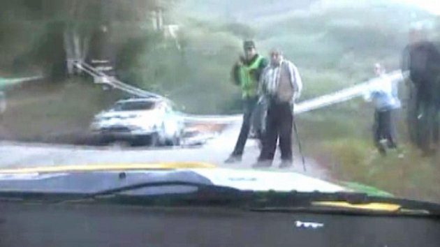 Pedro Peres míří přímo na dvojici mužů při Rallye de Mortágua. Pedro Peres míří přímo na dvojici mužů při Rallye de Mortágua.