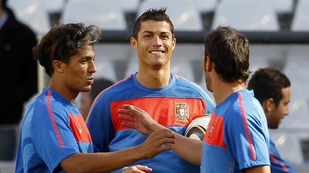 Cristiano Ronaldo na tréninku se spoluhráči Almeidou (vlevo) a Betem Cristiano Ronaldo na tréninku se spoluhráči Almeidou (vlevo) a Betem