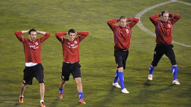 Čeští fotbalisté na tréninku ve španělské Granadě. Zleva Tomáš Sivok, Milan Baroš, Adam Hloušek a Roman Hubník. Čeští fotbalisté na tréninku ve španělské Granadě. Zleva Tomáš Sivok, Milan Baroš, Adam Hloušek a Roman Hubník.