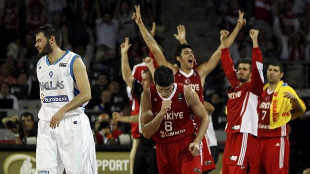 Basketbalisté Turecka se radují v zápase s Řeckem Basketbalisté Turecka se radují v zápase s Řeckem
