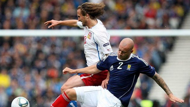 Petr Jiráček (vlevo) v souboji se Skotem Alanem Huttonem. Petr Jiráček (vlevo) v souboji se Skotem Alanem Huttonem.