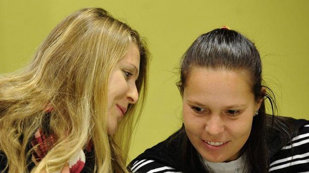 Tenistky Lucie Šafářová (vlevo) a Lucie Hradecká na pondělní tiskové konferenci před odletem na finále Fed Cupu. Tenistky Lucie Šafářová (vlevo) a Lucie Hradecká na pondělní tiskové konferenci před odletem na finále Fed Cupu.