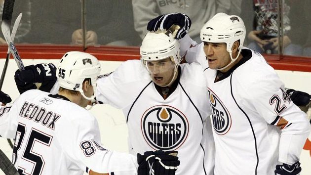 Hokejisté Edmontonu se radují z branky Andrewa Cogliana (uprostřed) proti Coloradu. Hokejisté Edmontonu se radují z branky Andrewa Cogliana (uprostřed) proti Coloradu.