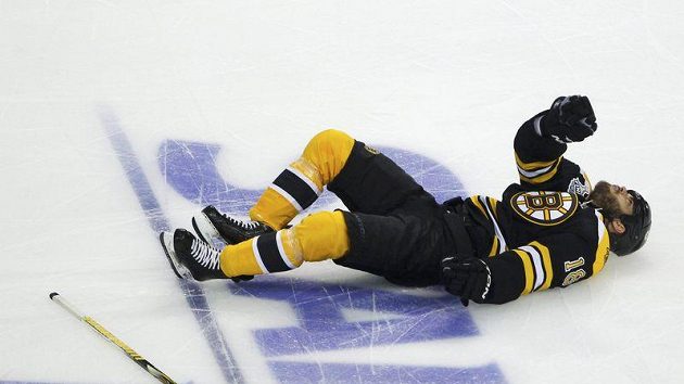 Bostonský Nathan Horton leží na ledě po zásahu Aarona Romeho z Vancouveru. Bostonský Nathan Horton leží na ledě po zásahu Aarona Romeho z Vancouveru.