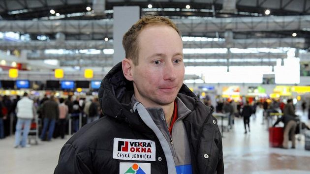 Lyžař Lukáš Bauer na ruzyňském letišti před odletem na závěrečnou přípravu před začítkem olympijské sezóny. Lyžař Lukáš Bauer na ruzyňském letišti před odletem na závěrečnou přípravu před začítkem olympijské sezóny.