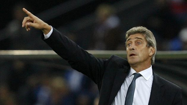 Kouč Realu Manuel Pellegrini dostal v Madridu padáka. Kouč Realu Manuel Pellegrini dostal v Madridu padáka.