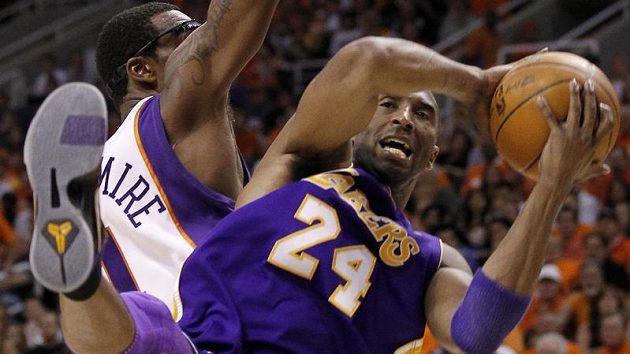 Lakers nepomohlo ani 36 bodů famózně hrajícího Kobe Bryanta (vpravo). Lakers nepomohlo ani 36 bodů famózně hrajícího Kobe Bryanta (vpravo).