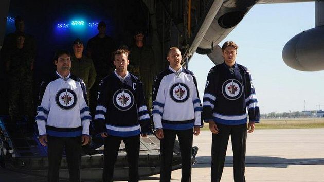 Hráči Winnipeg Jets pózují s novými dresy. Hráči Winnipeg Jets pózují s novými dresy.