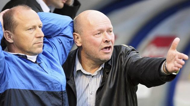 Rozčarovaný kouč Baníku Miroslav Koubek (vpravo) s asistentem Borisem Kočím. Rozčarovaný kouč Baníku Miroslav Koubek (vpravo) s asistentem Borisem Kočím.