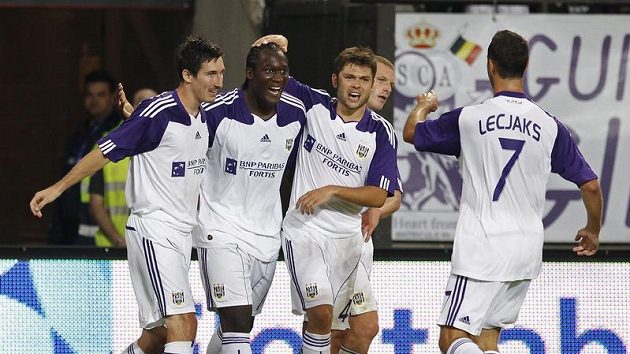 Romelu Lukaku z Anderlechtu Brusel (uprostřed) slaví trefu v utkání předkola Ligy mistrů proti The New Saints. S gratulací spěchá i Jan Lecjaks. Romelu Lukaku z Anderlechtu Brusel (uprostřed) slaví trefu v utkání předkola Ligy mistrů proti The New Saints. S gratulací spěchá i Jan Lecjaks.