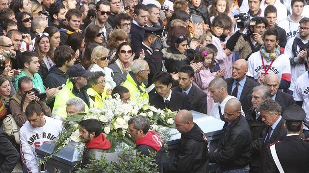 Rakev s tragicky zesnulým Marcem Simoncellim putuje do kostela, kde se s ním rozloučila italská veřejnost. Rakev s tragicky zesnulým Marcem Simoncellim putuje do kostela, kde se s ním rozloučila italská veřejnost.