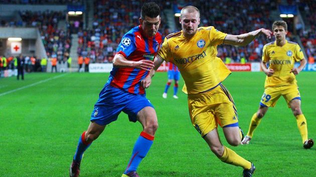 Plzeňský Michal Ďuriš (vlevo) v souboji s Aleksandrem Voloďkem z Borisova v prvním zápase v Praze. Plzeňský Michal Ďuriš (vlevo) v souboji s Aleksandrem Voloďkem z Borisova v prvním zápase v Praze.