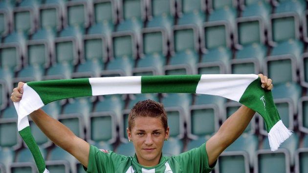 Nicolas Šumský po podpisu dvouleté smlouvy s Bohemians 1905 v Ďolíčku. Nicolas Šumský po podpisu dvouleté smlouvy s Bohemians 1905 v Ďolíčku.