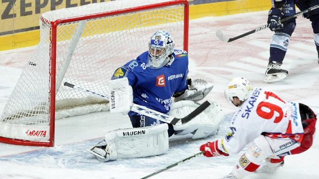 Slávista Tomáš Kůrka překonává gólmana Vítkovic Filipa Šindeláře Slávista Tomáš Kůrka překonává gólmana Vítkovic Filipa Šindeláře