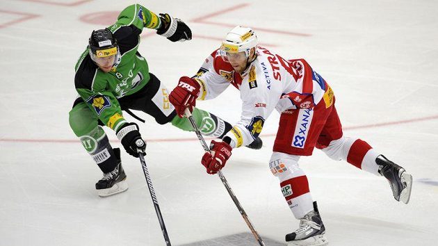 Gordon Baldwin (vlevo) z Mladé Boleslavi se snaží zabránit v rozehrávce Vladimíru Růžičkovi ze Slavie v utkání třetího kola hokejové extraligy. Gordon Baldwin (vlevo) z Mladé Boleslavi se snaží zabránit v rozehrávce Vladimíru Růžičkovi ze Slavie v utkání třetího kola hokejové extraligy.