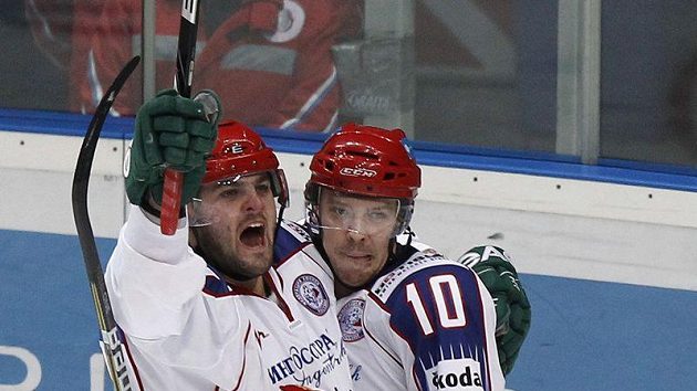 Ruští hokejisté Sergej Mozjakin (vpravo) a Alexandr Radulov se radují z branky. Ruští hokejisté Sergej Mozjakin (vpravo) a Alexandr Radulov se radují z branky.