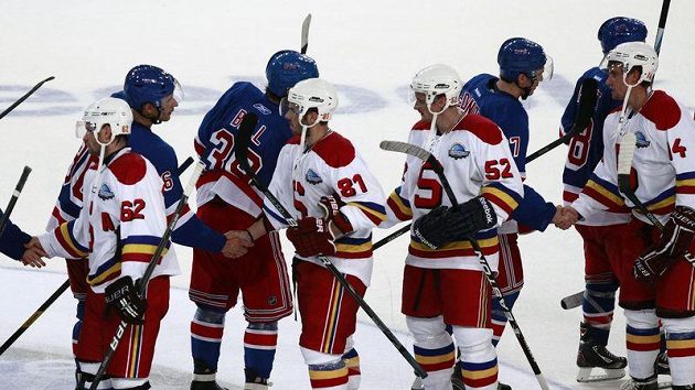 Hokejisté Sparty a New York Rangers si podávají ruce po konci zápasu. Hokejisté Sparty a New York Rangers si podávají ruce po konci zápasu.