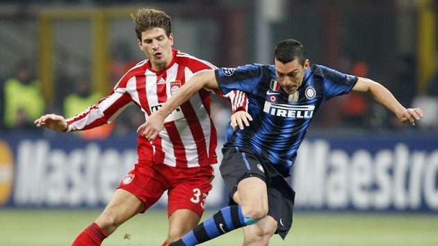 Mario Gomez z Bayernu Mnichov (vlevo) bojuje o míč s Luciem z Interu Mario Gomez z Bayernu Mnichov (vlevo) bojuje o míč s Luciem z Interu