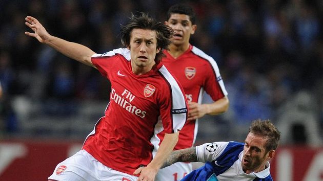 Tomáš Rosický obchází Raula Meirelese z Porta Tomáš Rosický obchází Raula Meirelese z Porta