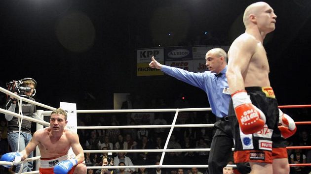 Lukáš Konečný (vpravo) porazil na galavečeru profesionálního boxu nazvaného Box pro Haiti Rumuna Ilieho k.o. ve čtvrtém kole. Lukáš Konečný (vpravo) porazil na galavečeru profesionálního boxu nazvaného Box pro Haiti Rumuna Ilieho k.o. ve čtvrtém kole.