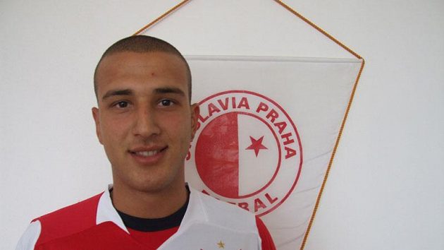 Nová posila pražské Slavie - italský fotbalista Gianluca Litteri. Nová posila pražské Slavie - italský fotbalista Gianluca Litteri.