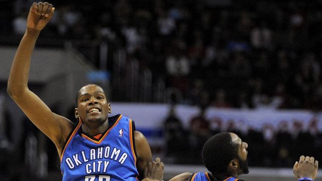 Basketbalisté Oklahomy Kevin Durant a James Harden se radují po vstřeleném koši Los Angeles. Basketbalisté Oklahomy Kevin Durant a James Harden se radují po vstřeleném koši Los Angeles.